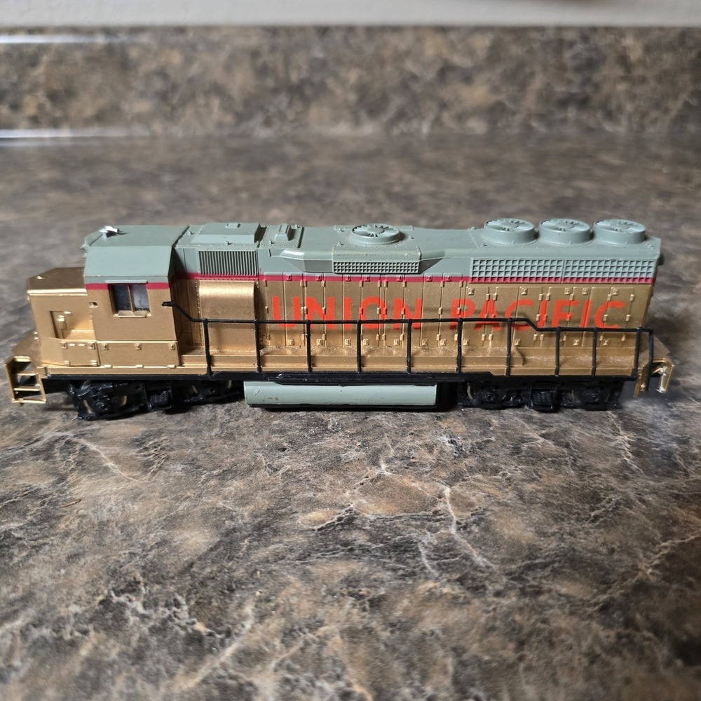 BACHMANN HO GOLD-GRAY UNION PACIFIC DIESEL TRAIN